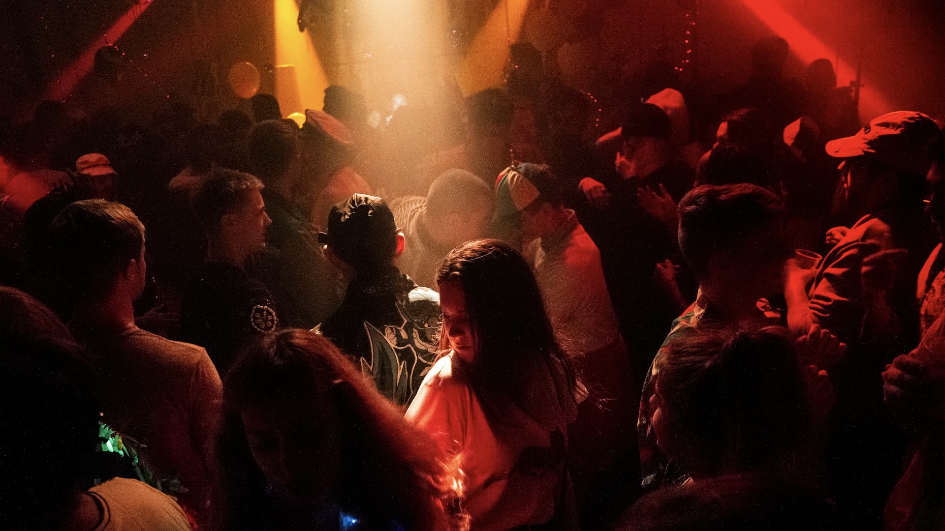 От легендарных площадок до одноразовых локаций: в Петербурге меняется клубная культура