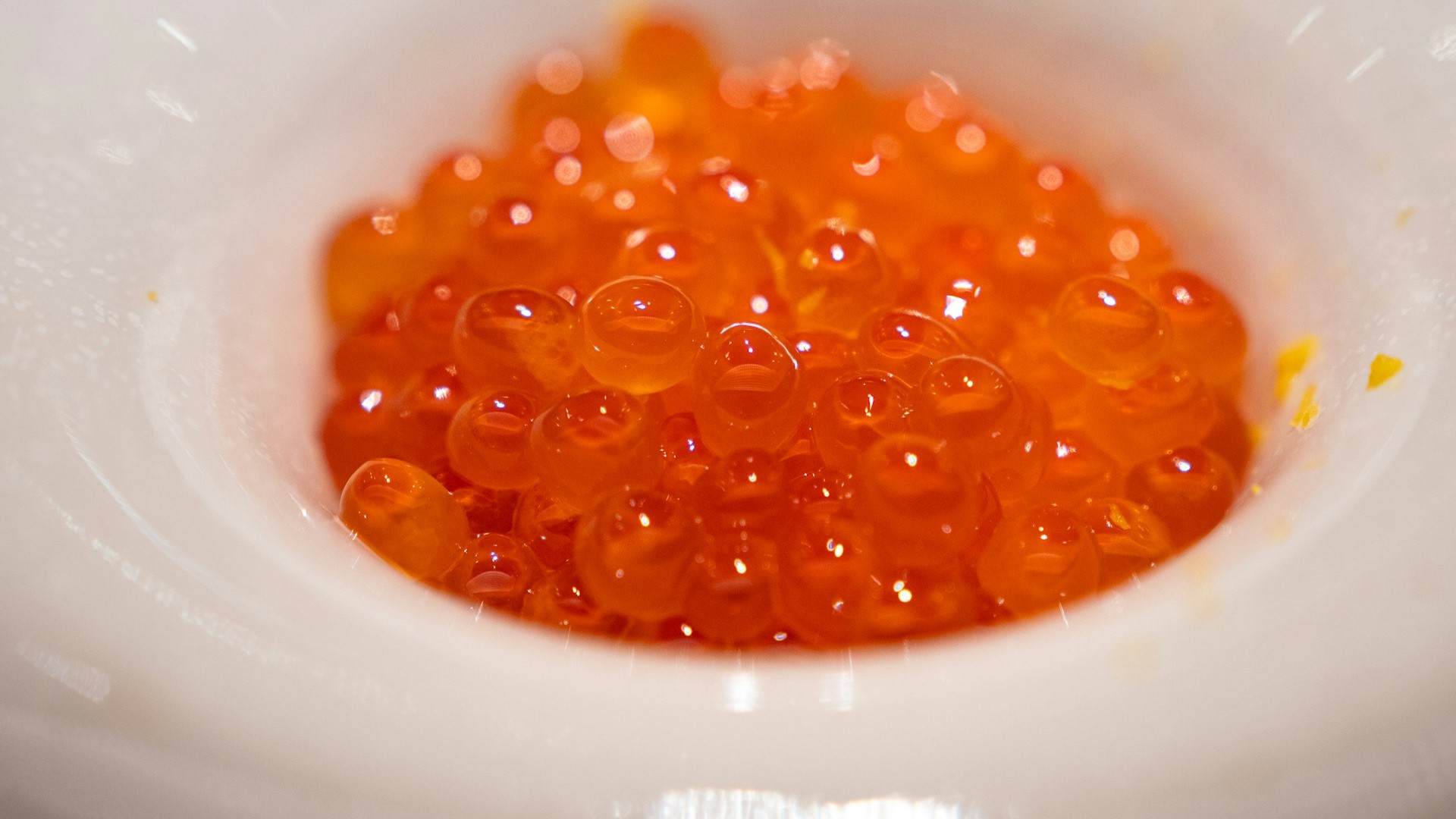 Красная икра в российской рознице подешевела на 15%