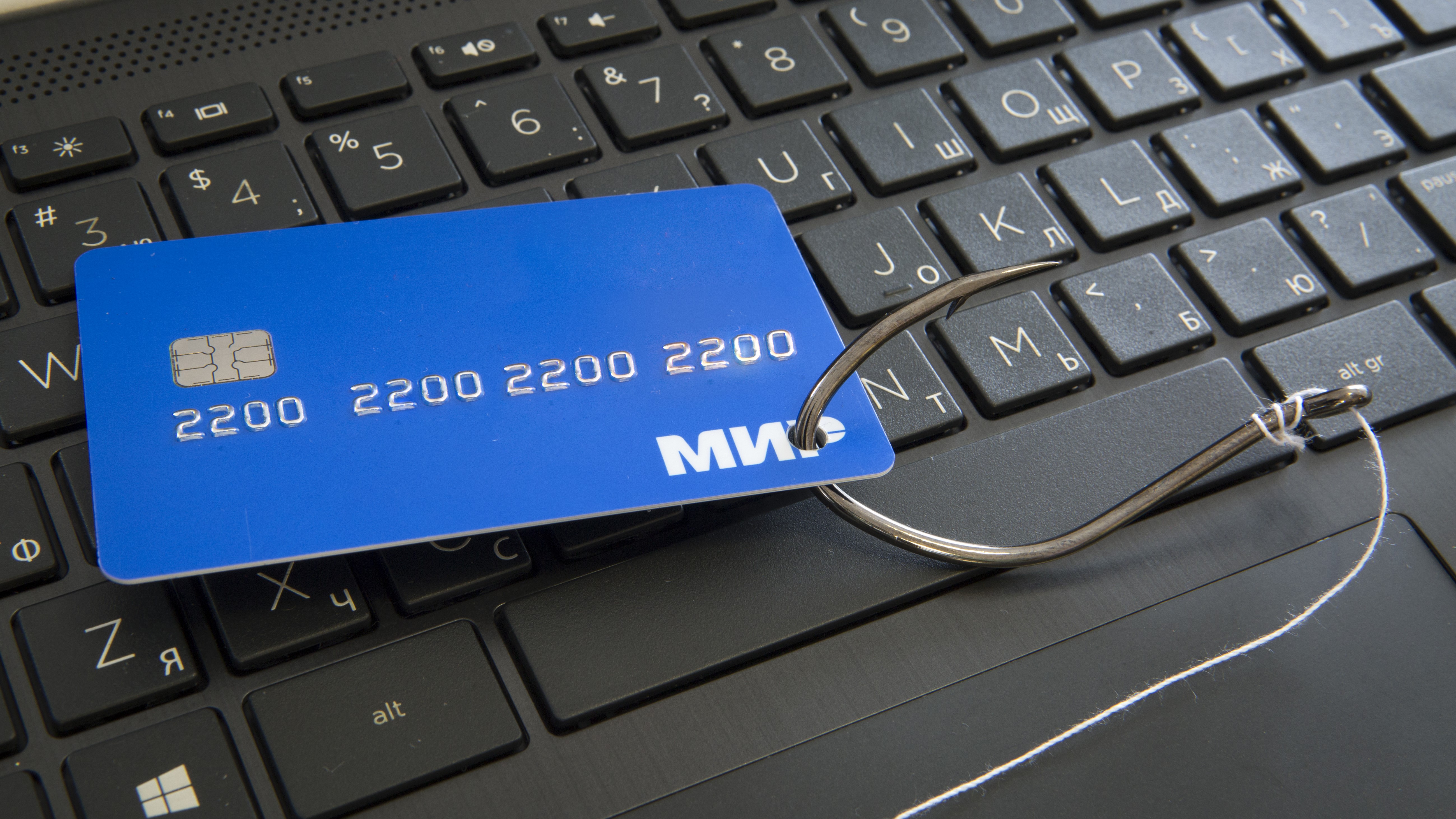 Число выданных кредиток в РФ в I квартале снизилось на 51,2%