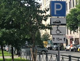 Зону платной парковки начали обустраивать в Василеостровском районе Петербурга