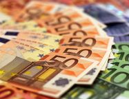 Курс евро на Московской бирже опустился ниже 99 рублей впервые с 3 апреля