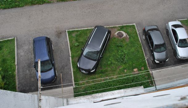 Штрафы за парковку на газонах в Петербурге смогут достигать 500 тыс. рублей