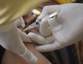 Названы примерные сроки поставки в Петербург детской вакцины от коронавируса