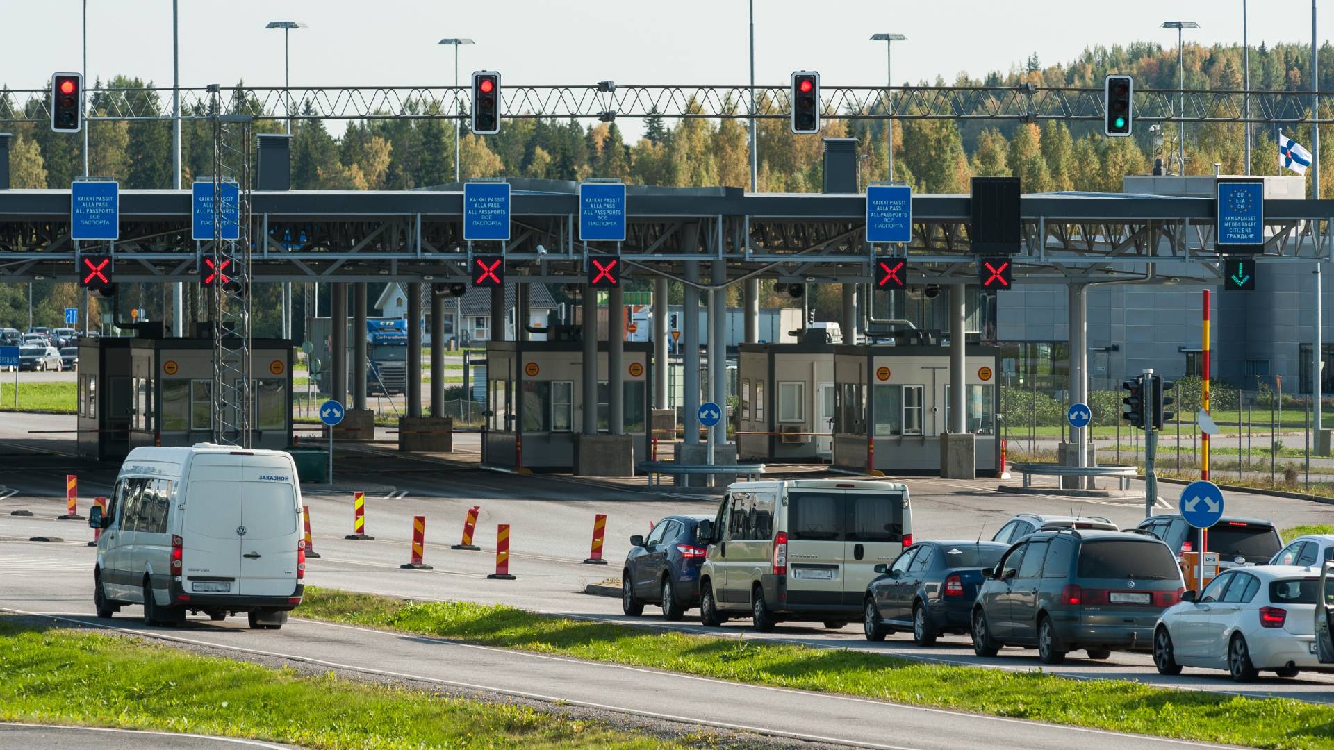 Гражданам РФ рекомендовали воздержаться от поездок в Финляндию на машинах с российскими номерами