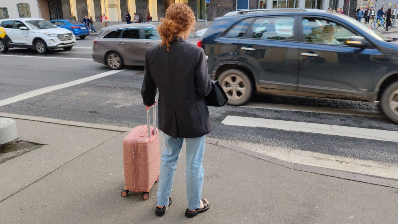 Россиян призвали не выезжать из страны на майские праздники