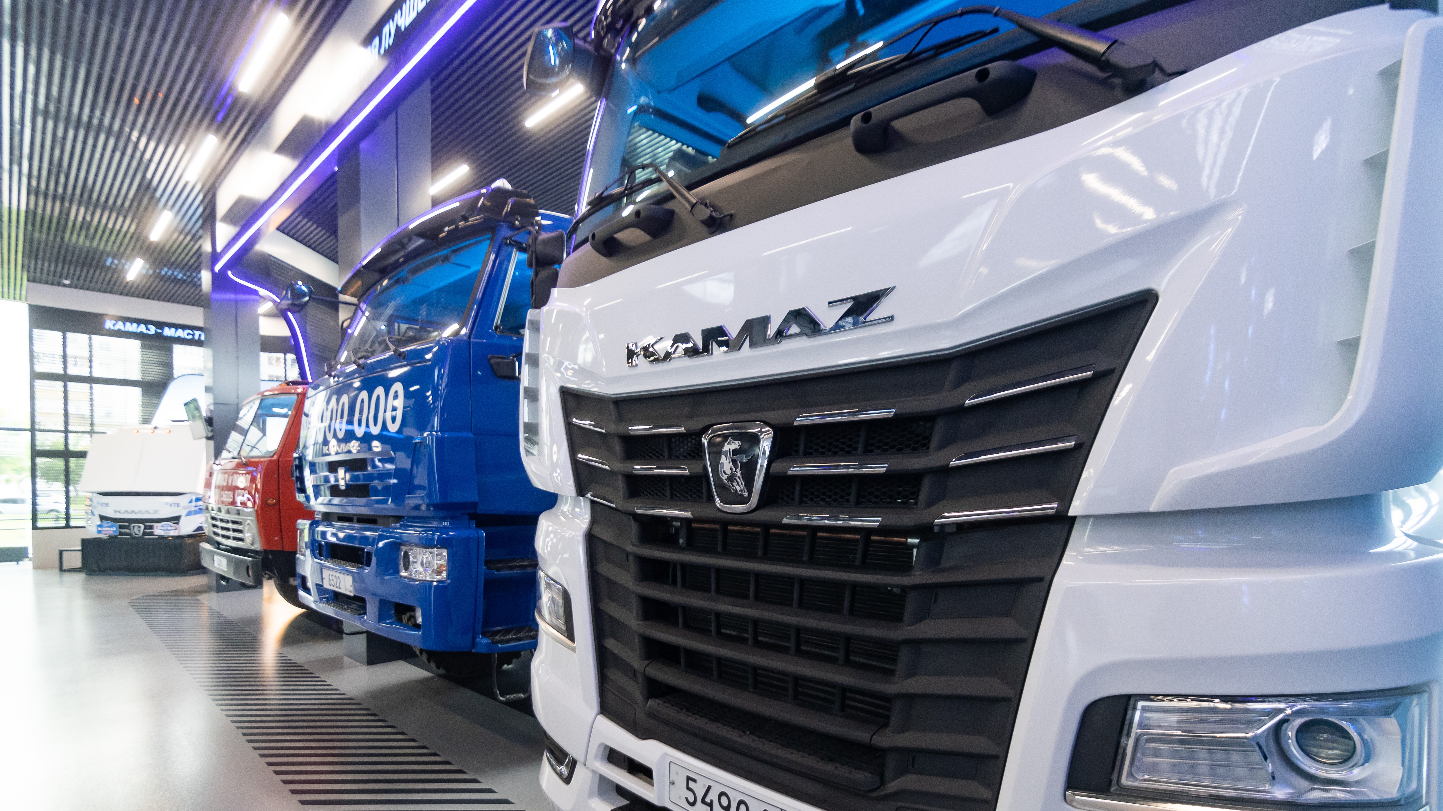 Продажи новых тяжелых грузовиков в РФ в феврале сократились на 33%