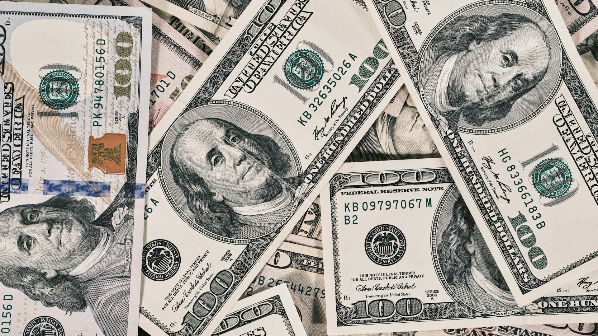 Центробанк понизил курс доллара на 17 декабря до 79,43 рубля