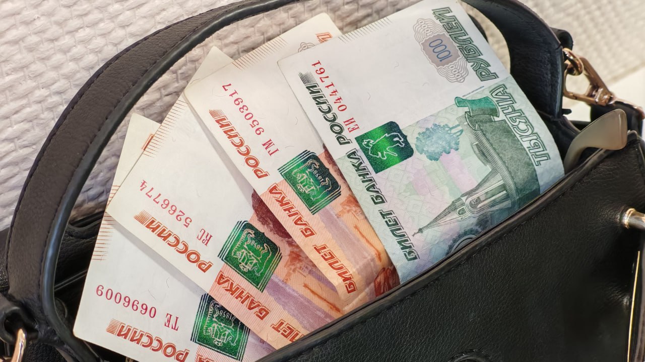 Более половины россиян имеют в запасе от 30 тыс до 100 тыс рублей наличными