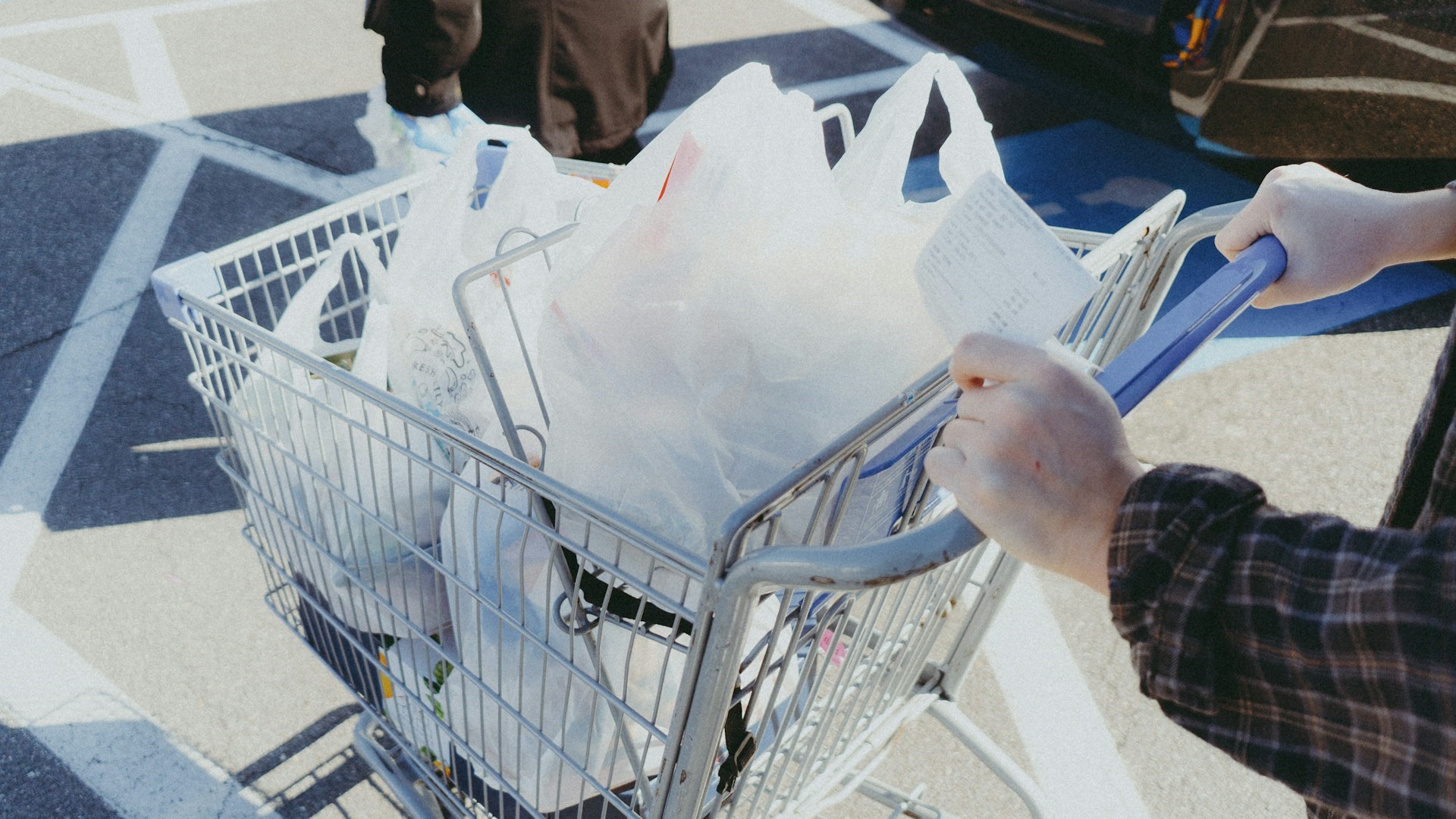 Топливные проблемы начинают влиять на поставки продуктов в магазины Петербурга