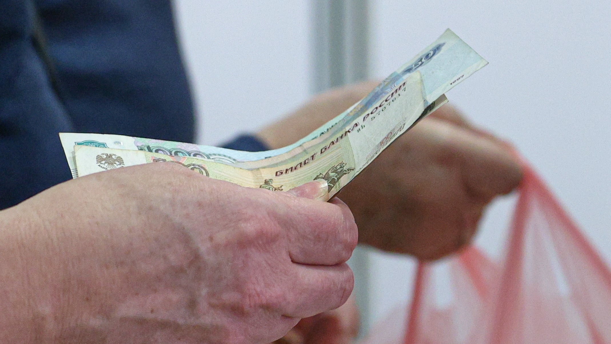 Каждый второй россиянин сталкивался с предложениями оплатить покупки наличными