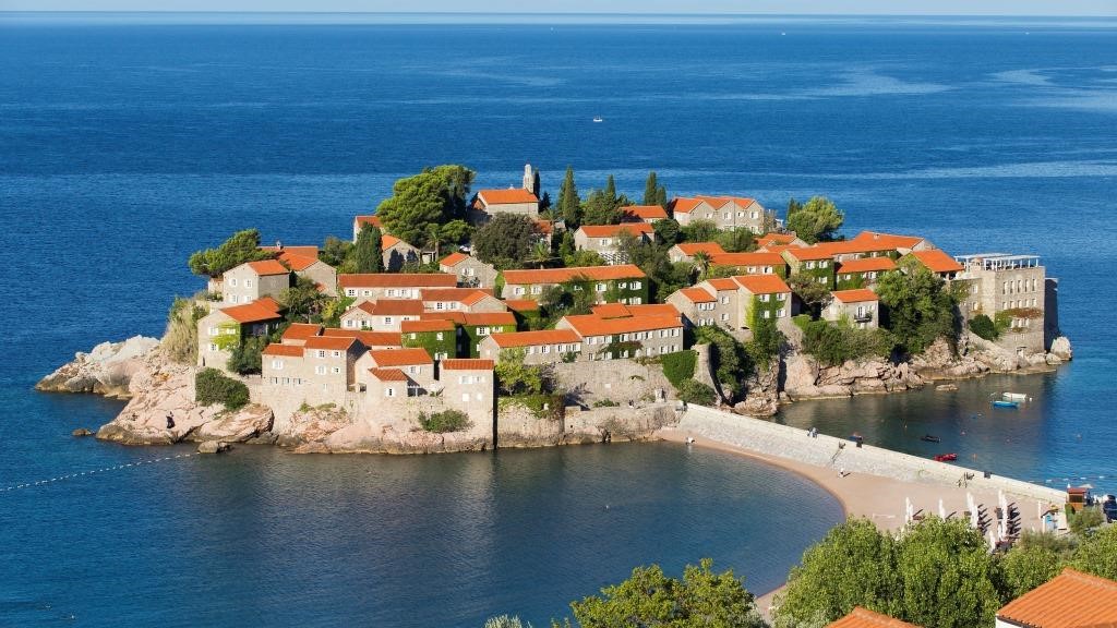 Черногория как место покупки недвижимости за рубежом: между двух огней