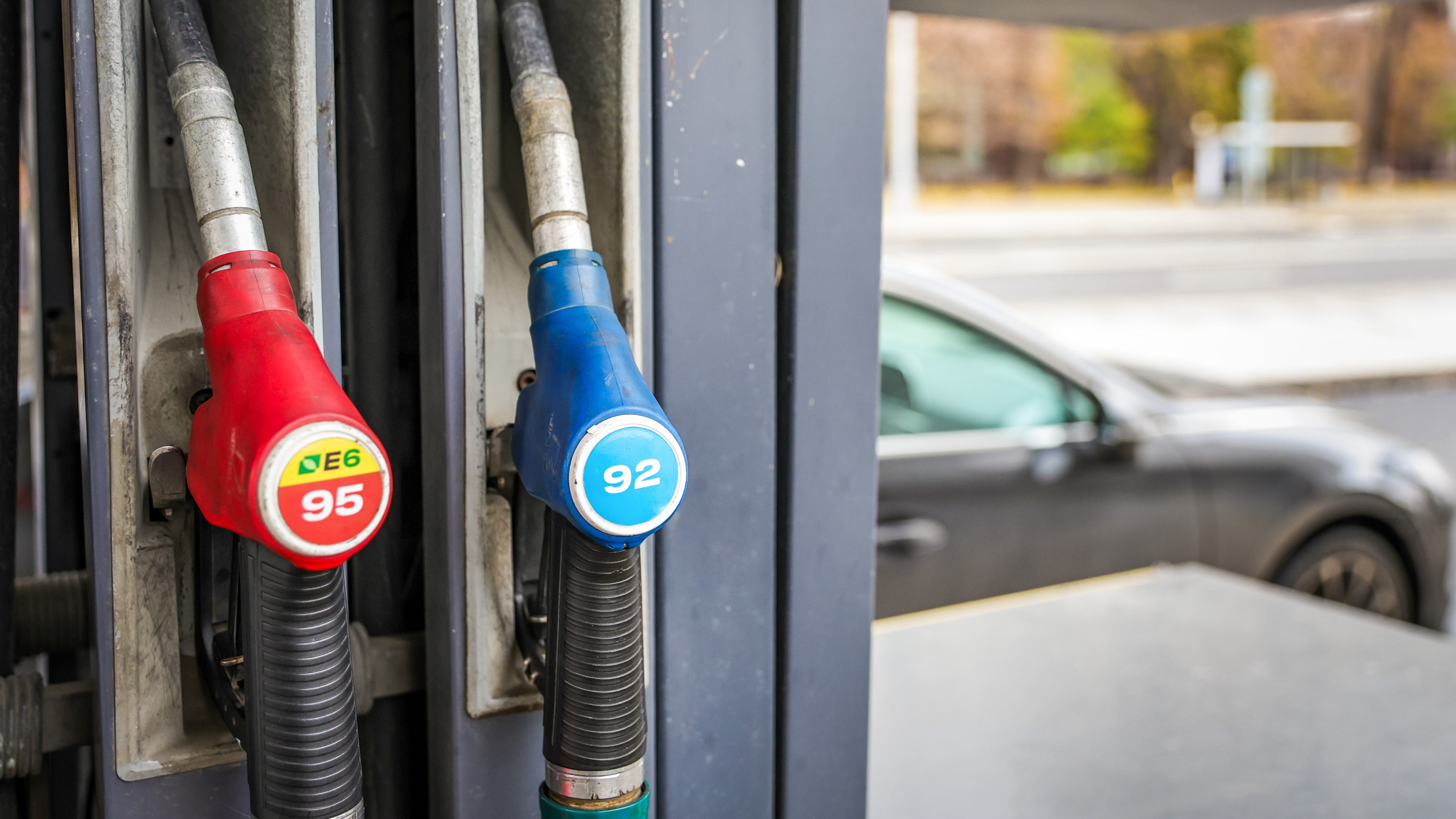 Бензин в России за неделю подорожал в среднем на шесть копеек