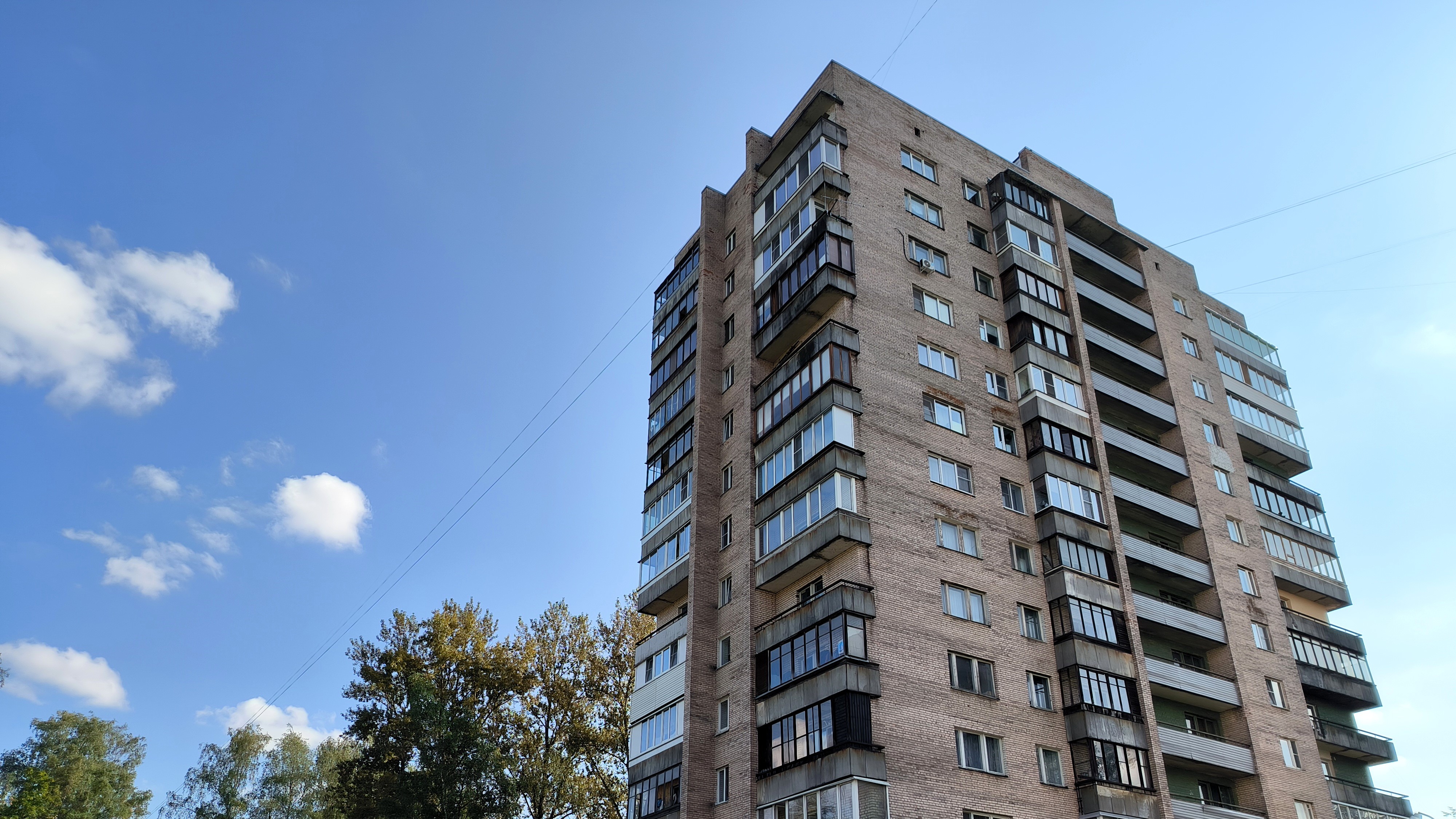 В России квартиры с балконами и без на «вторичке» сравнялись по цене