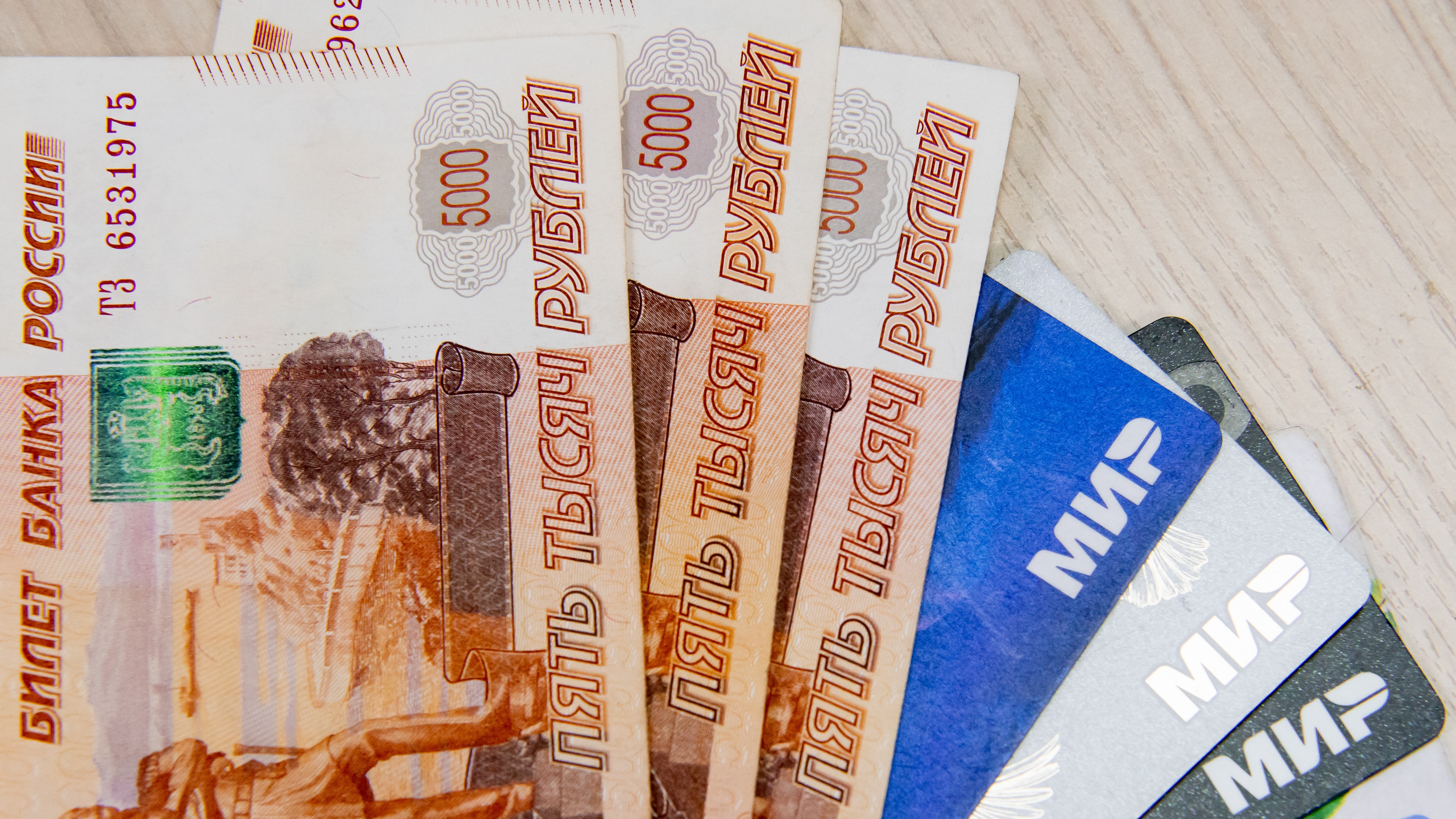 Количество выдач кредитных карт в РФ в феврале снизилось на 7% год к году