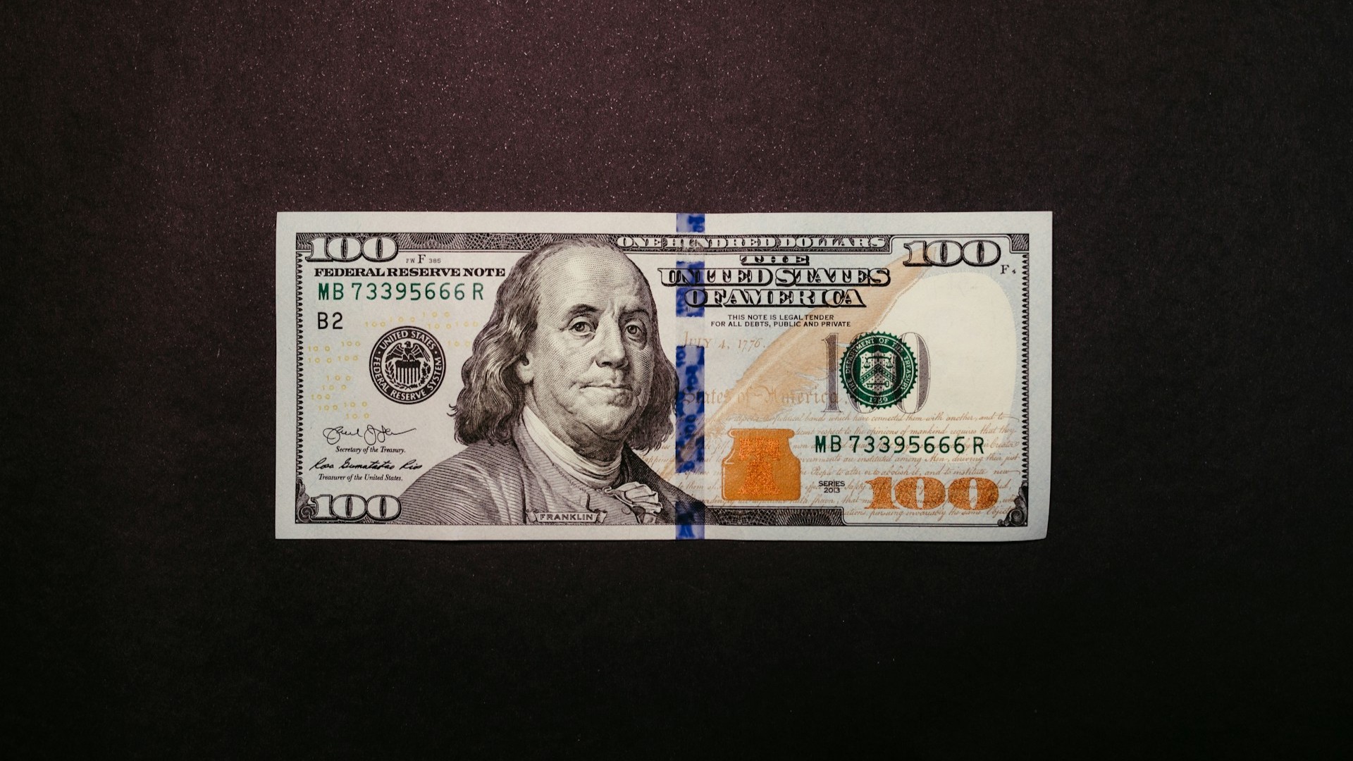 Центробанк понизил курс доллара на 11 февраля до 77,21 рубля