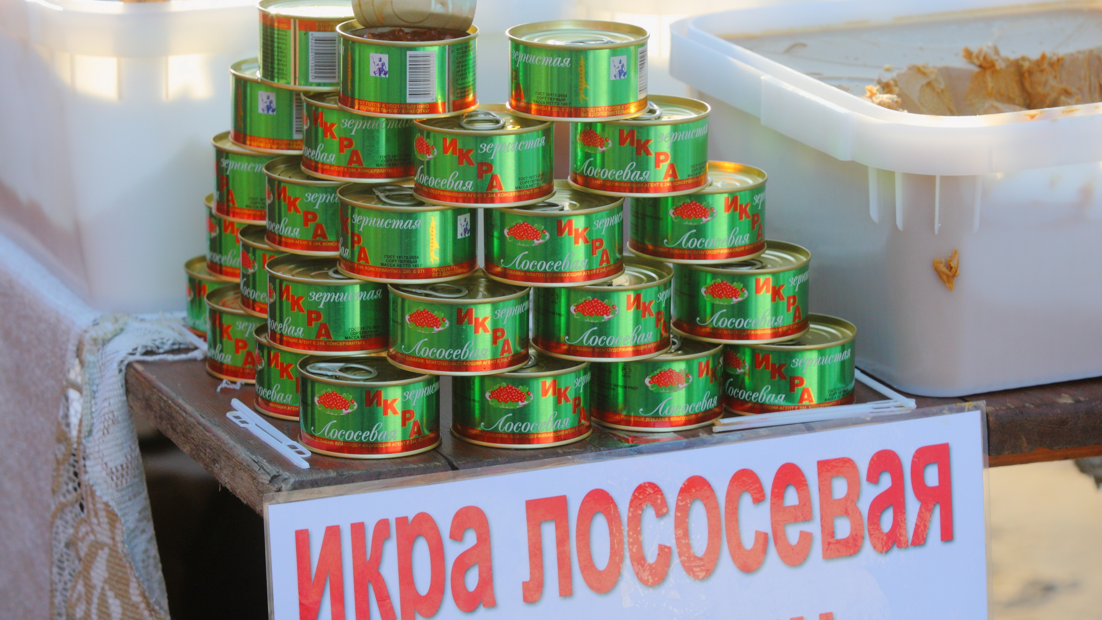 Больше половины россиян из всех видов икры выбирают лососевую