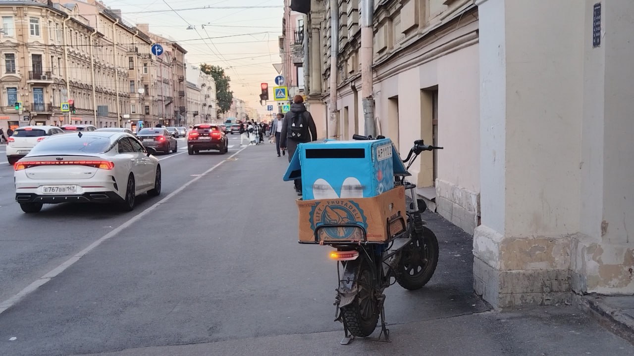 В Петербурге могут обязать курьеров сдавать тесты на знание ПДД