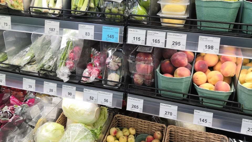 Песков: правительство отслеживает ситуацию с ростом цен на фоне повышения НДС