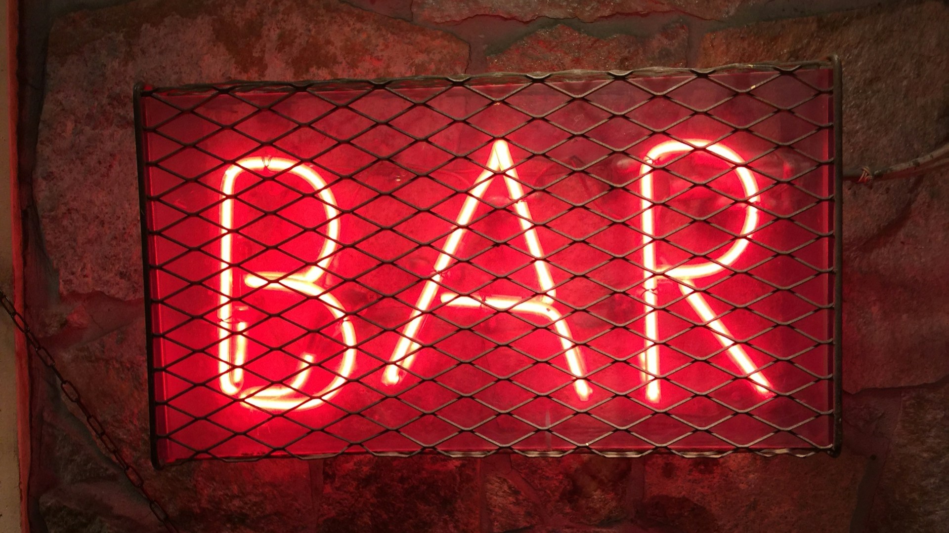 Продажи слабоалкогольной продукции в России снизились более чем на 60%