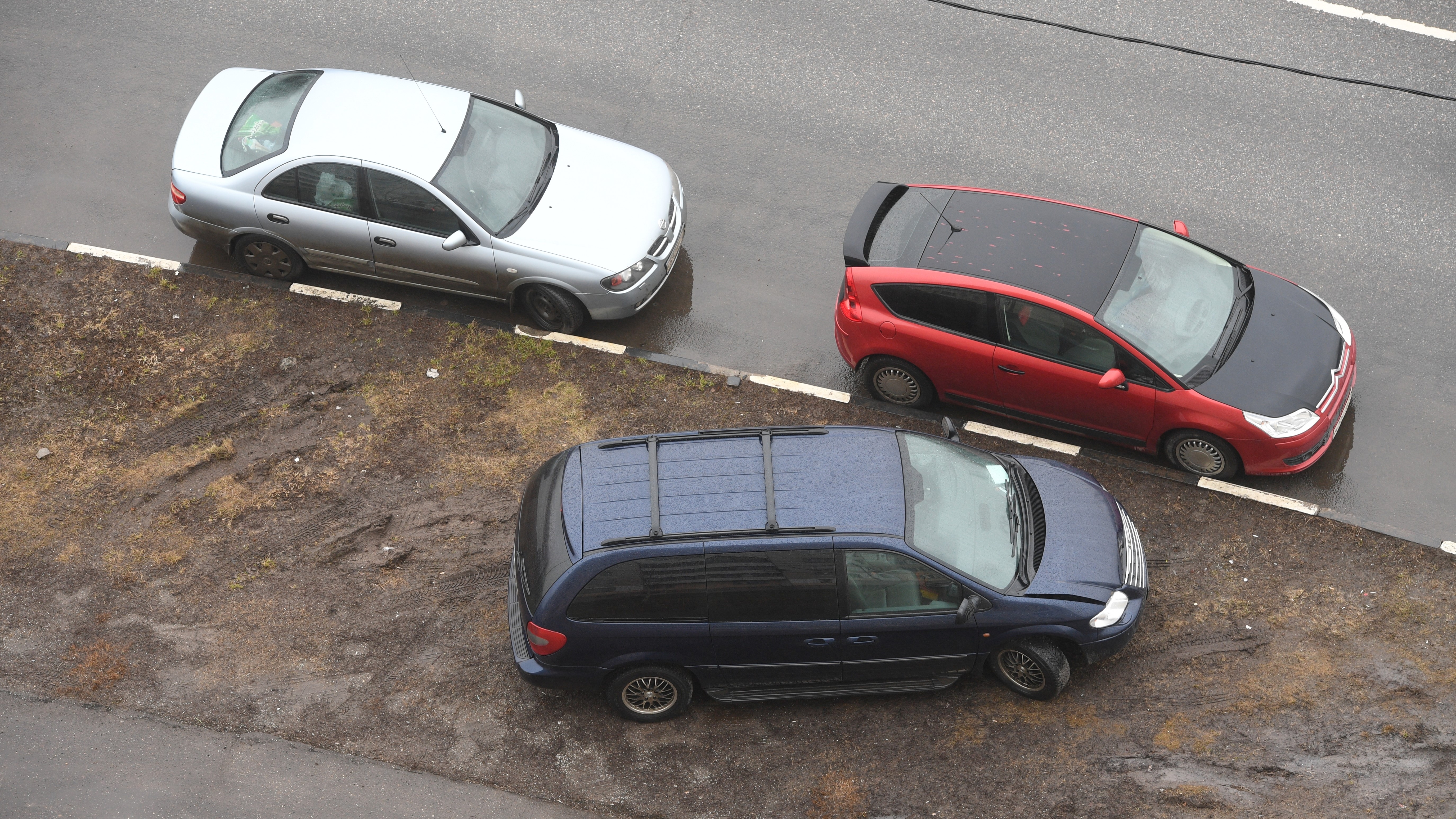 В Петербурге более 4,6 млн рублей взыскано с любителей парковаться на газоне