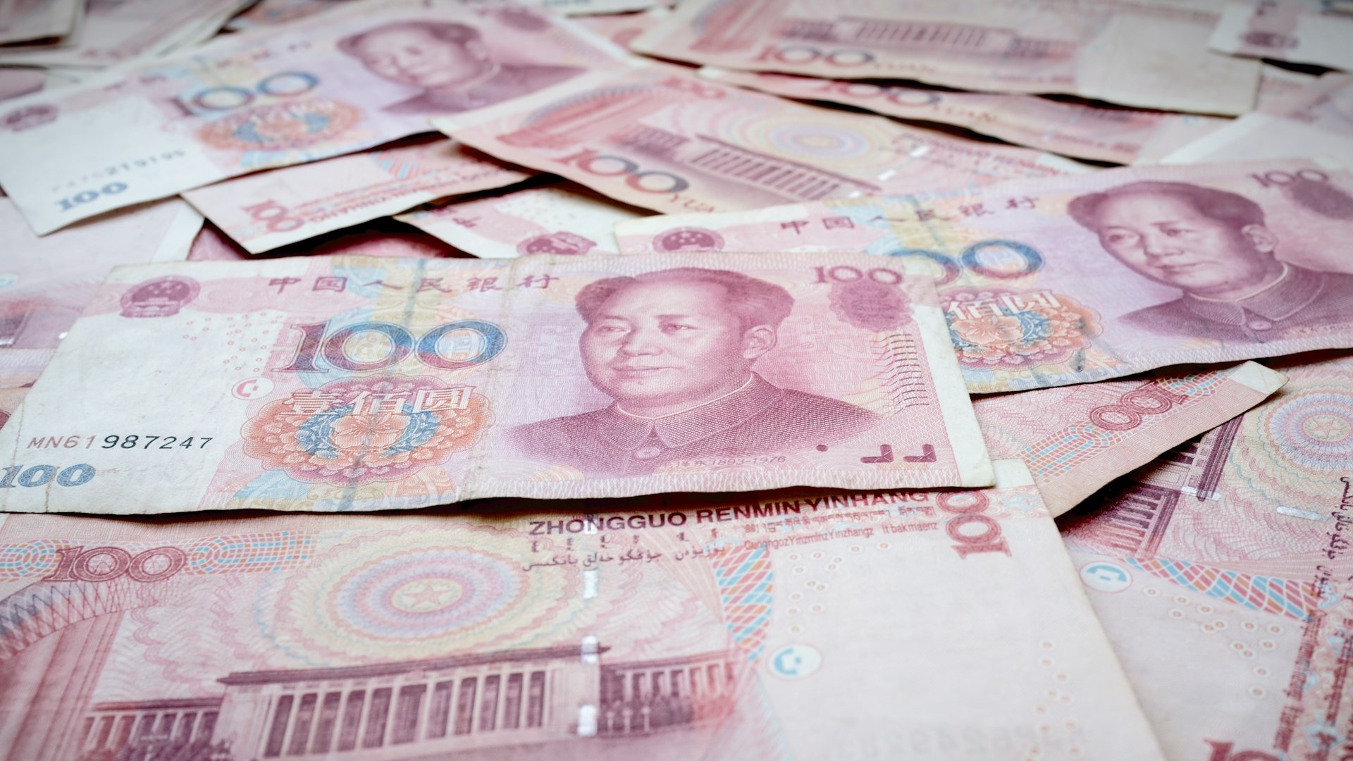 Центробанк продал юани на 10,3 млрд рублей с расчетами 15 сентября
