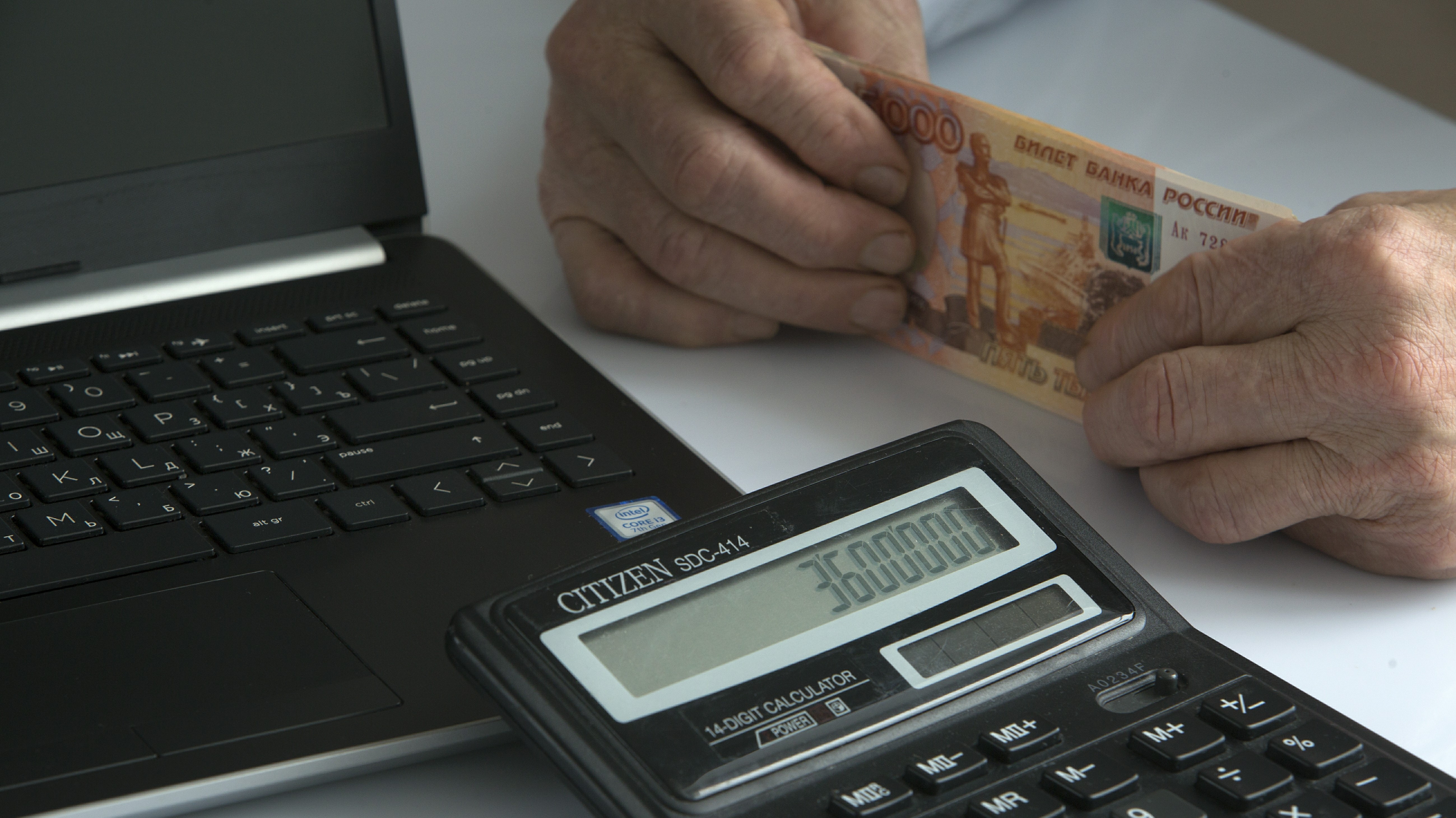 Количество выдач POS-кредитов в РФ в феврале снизилось на 18%