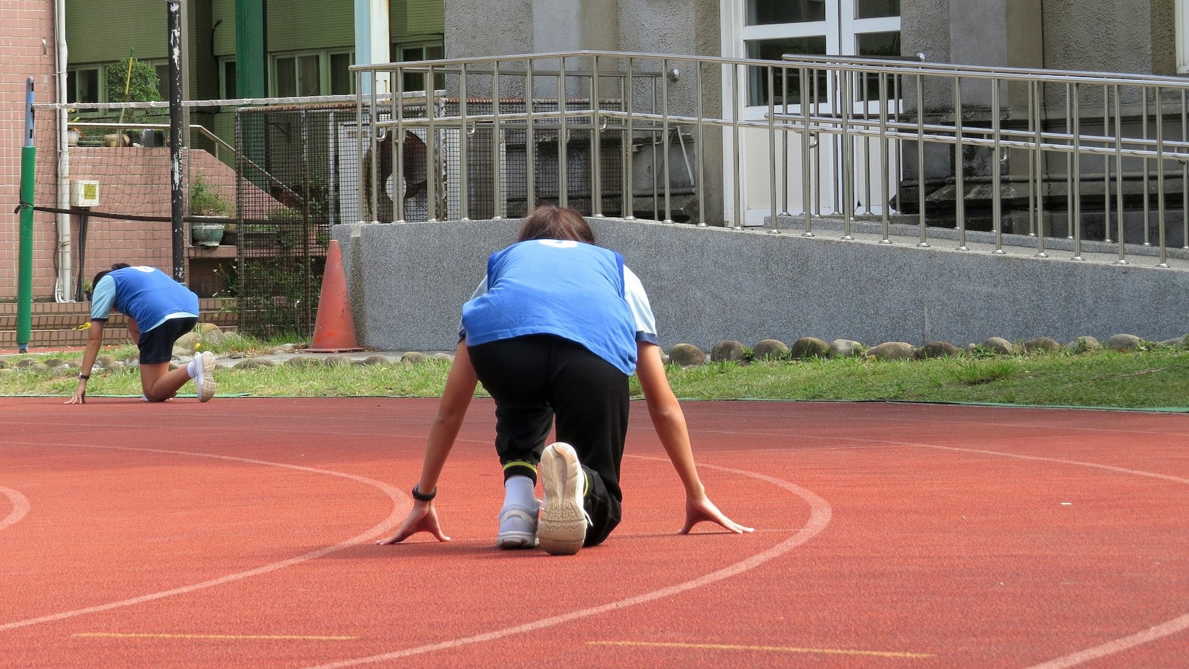 Трансляция матчей английской Премьер лиги в КНДР и ультрамарафон в эспадрильях