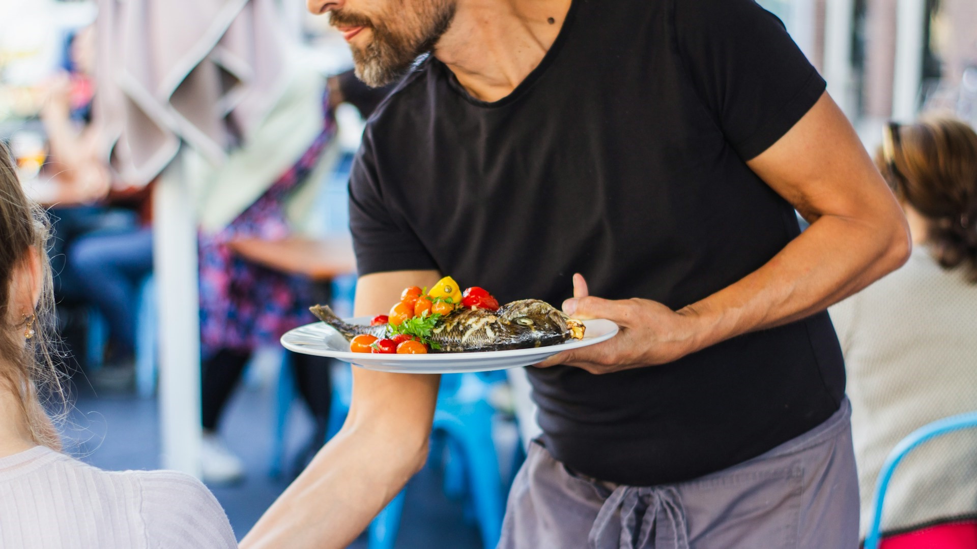 Россияне оставляют безналичные чаевые в 61% заказов в ресторанах