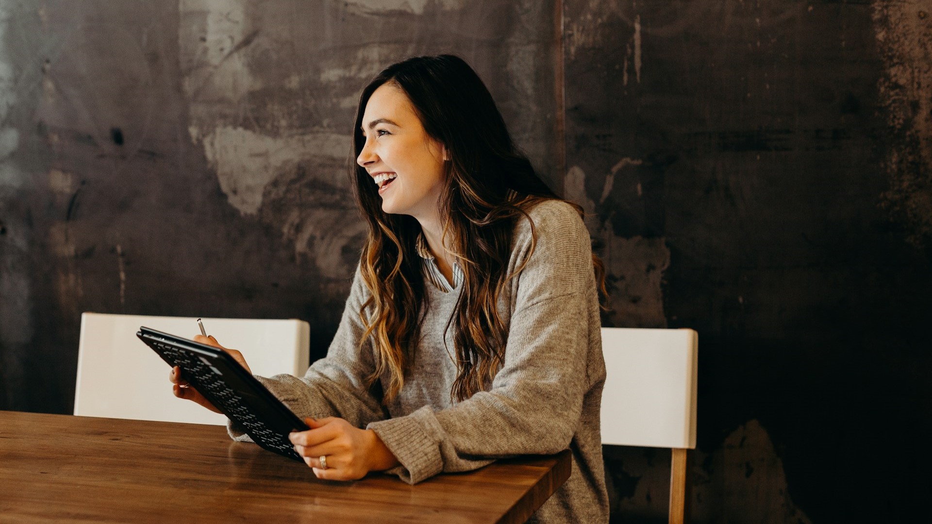 Ученые Петербурга нашли способ оценивать эмоции работников с помощью ИИ