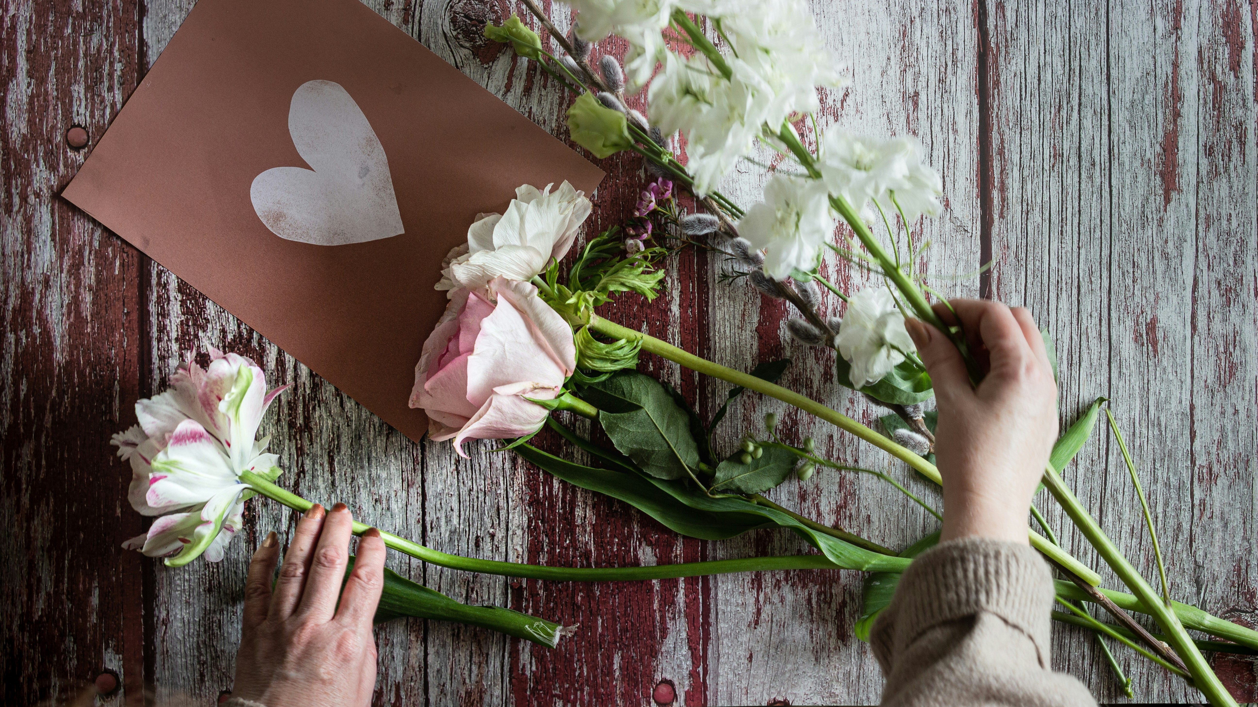 Компании Петербурга ищут временных флористов и курьеров перед 8 Марта