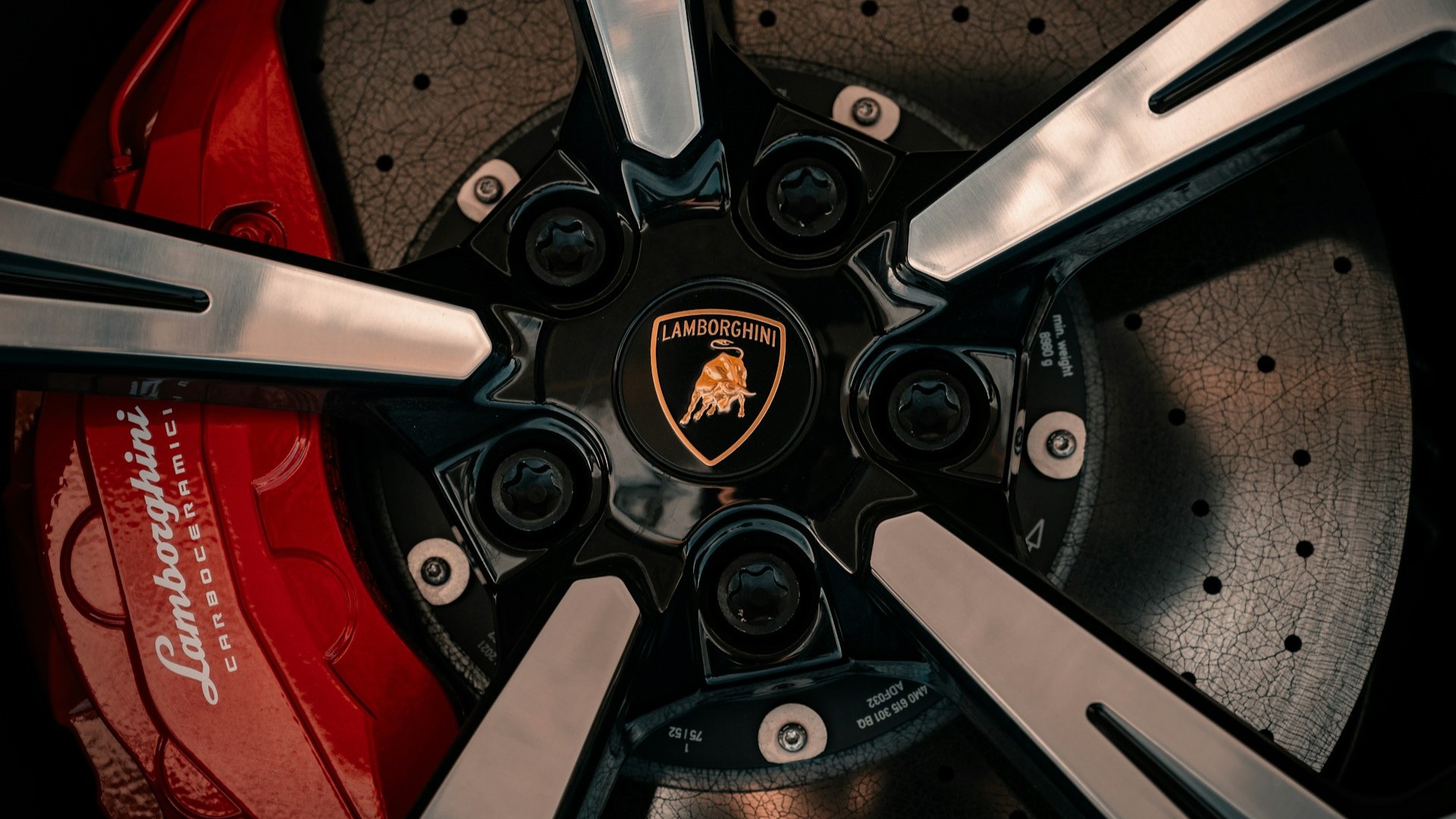 Спрос на люксовые автомобили с пробегом в России вырос на 13%