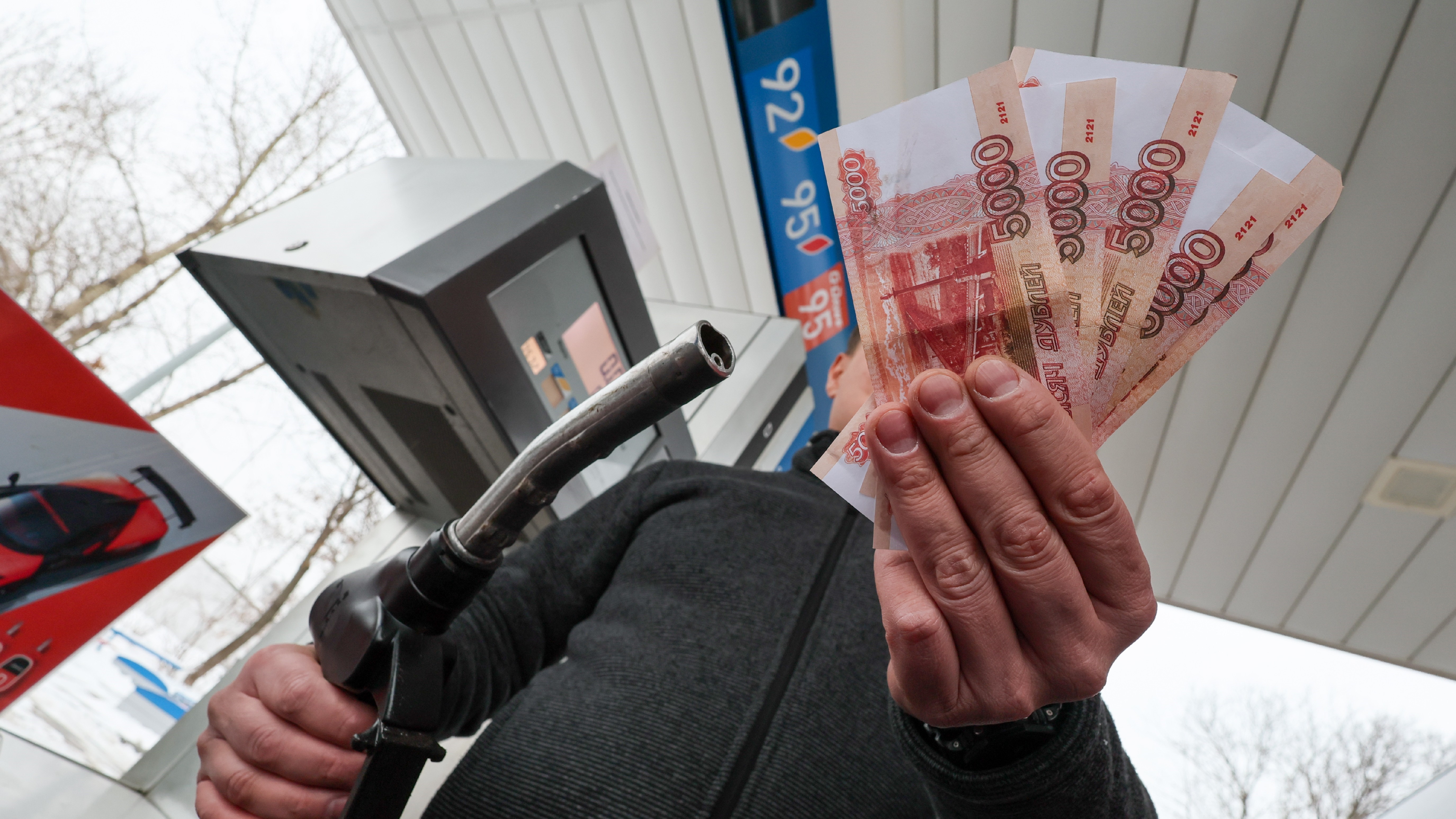 Бензин в России за неделю подорожал в среднем на 8 копеек