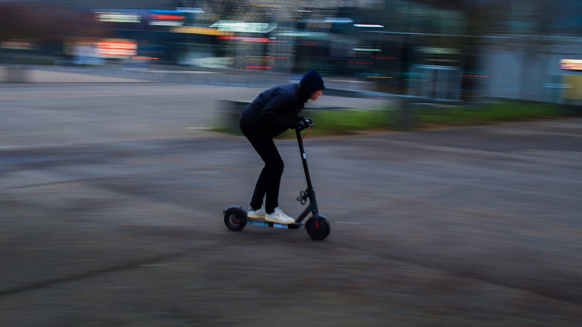 Более половины петербуржцев выступают за полный запрет самокатов