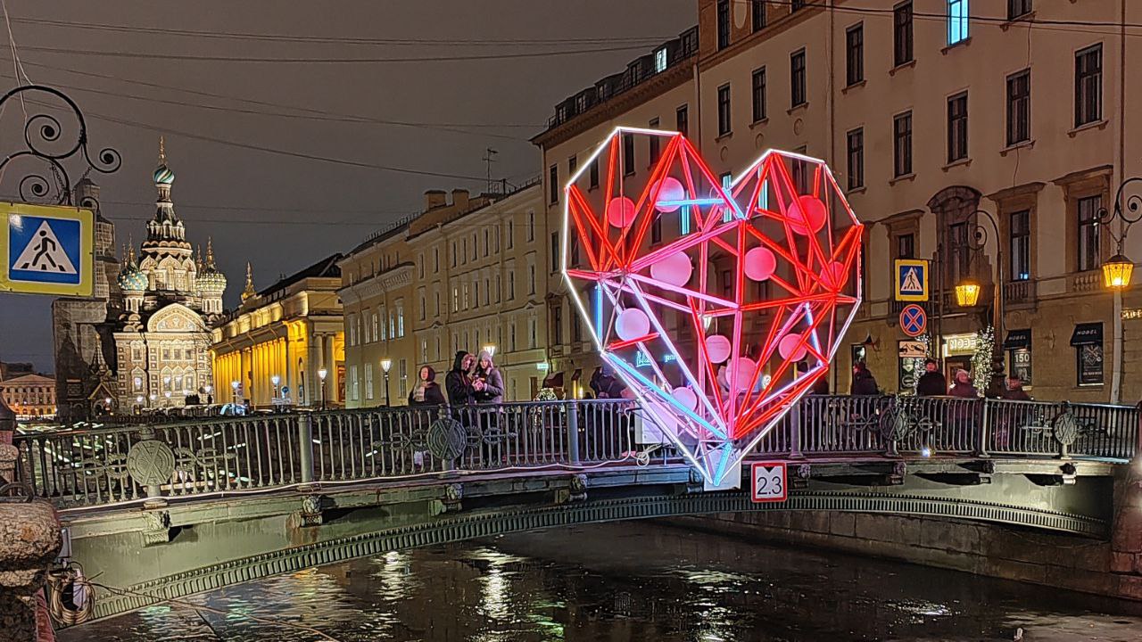 Москва и Петербург стали самыми популярными городами на Новый год
